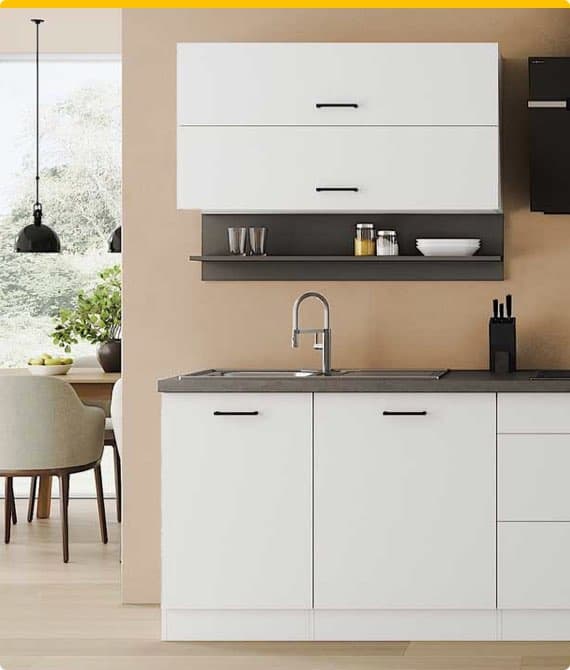 Moderne Küche mit weißen Schränken, grauer Arbeitsplatte, Wandregal mit Geschirr und Gewürzen, Edelstahlarmatur am Spülbecken