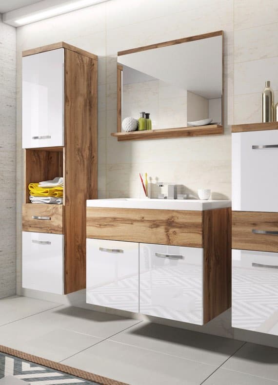 Modernes Badezimmer mit Holz- und weißen Schränken, Spiegel und Waschbecken. Gelbe Handtücher in offenem Fach.