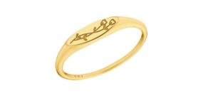 Ein zarter, goldfarbener Ring mit einem filigranen Design, das eine stilisierte Pflanze oder Blüten zeigt. Der Ring hat eine schlichte, elegante Form und eignet sich perfekt als modisches Accessoire für jeden Anlass.