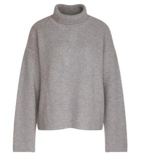 Ein gemütlicher, grauer Pullover mit hohem Kragen und langen Ärmeln. Der Pullover hat eine lockere Passform, ideal für einen lässigen und warmen Look in der kühleren Jahreszeit.