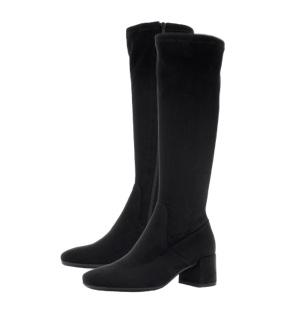 Ein Paar elegante, schwarze Stiefel aus weichem Material mit einem mittelhohen Blockabsatz. Die Stiefel haben eine schlichte, schmal geschnittene Silhouette und reichen bis zur Wade, ideal für einen modischen Look in der kühleren Jahreszeit.