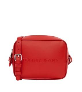 Eine auffällige, rote Umhängetasche mit einem schlichten Design und dem eingeprägten Schriftzug "TOMMY JEANS". Die Tasche hat einen verstellbaren Schulterriemen und eignet sich perfekt als stylisches Accessoire für verschiedene Outfits.