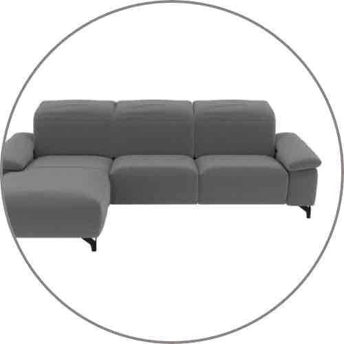 Ecksofa in Grau mit linksseitiger Liegefläche und breiten Rücken- und Armlehnen vor weißem Hintergrund