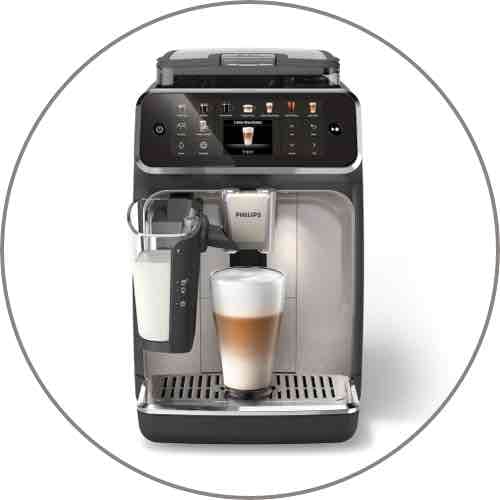 Schwarzer Kaffeevollautomat von vorne, bereitet einen Latte Macchiato mit Milchbehälter und Glas unter dem Auslauf zu