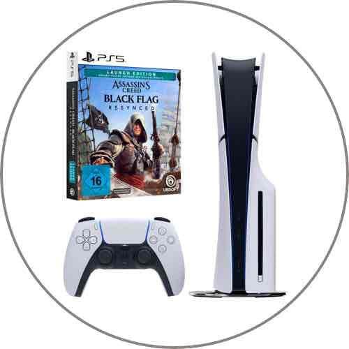 PS5 Konsole mit Controller und Spielhülle „Assassin’s Creed Black Flag“ nebeneinander vor weißem Hintergrund