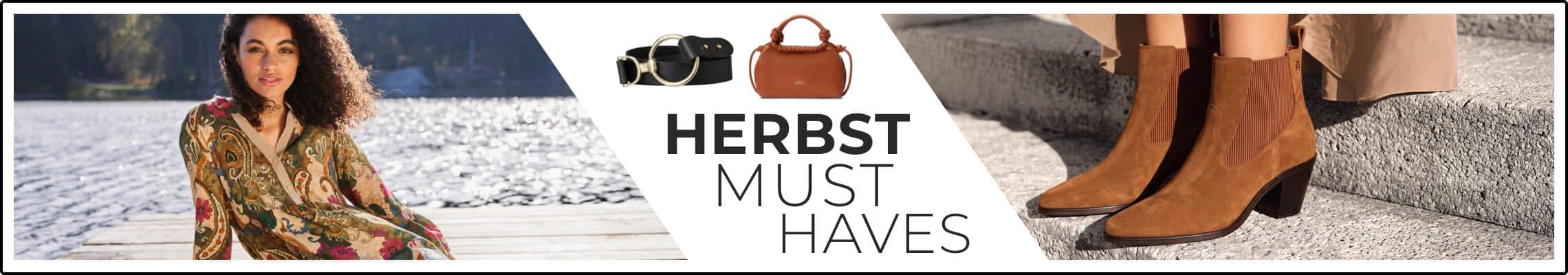 HERBST MUST HAVES – Frau im gemusterten Kleid am See, daneben Gürtel, Tasche und braune Stiefeletten auf Steinstufen