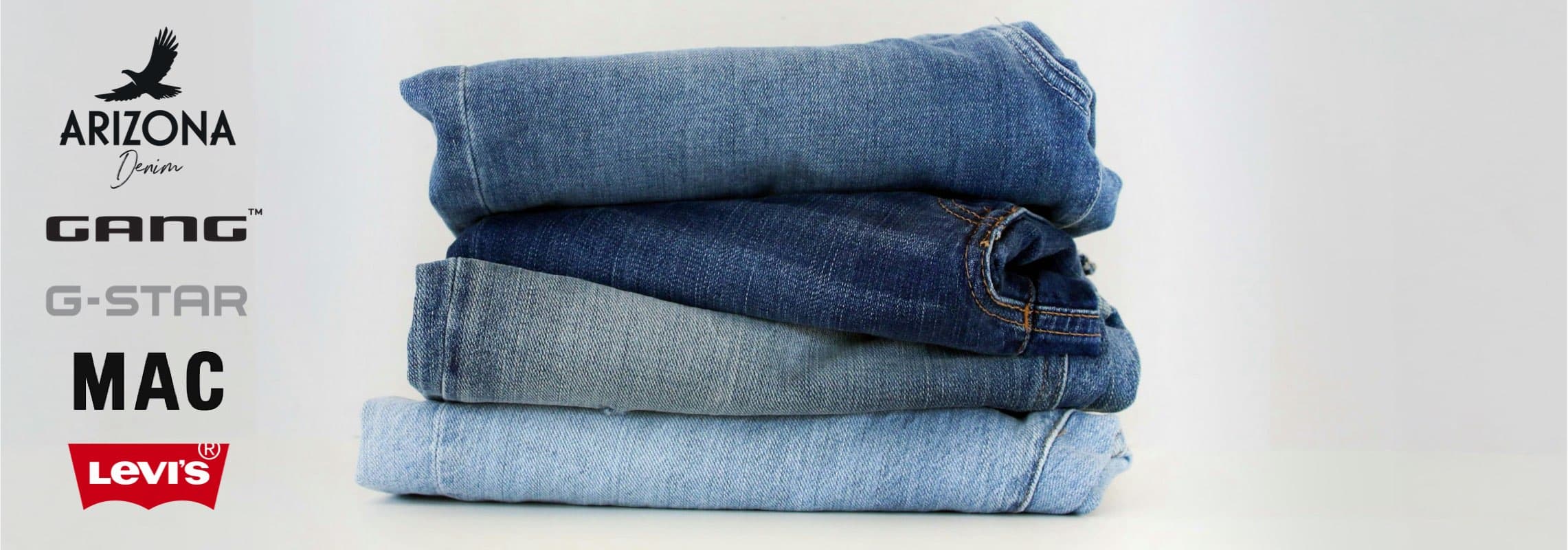 Arizona Denim, Gang, G-Star, Mac, Levi’s – vier gefaltete Jeans in verschiedenen Blautönen übereinandergestapelt