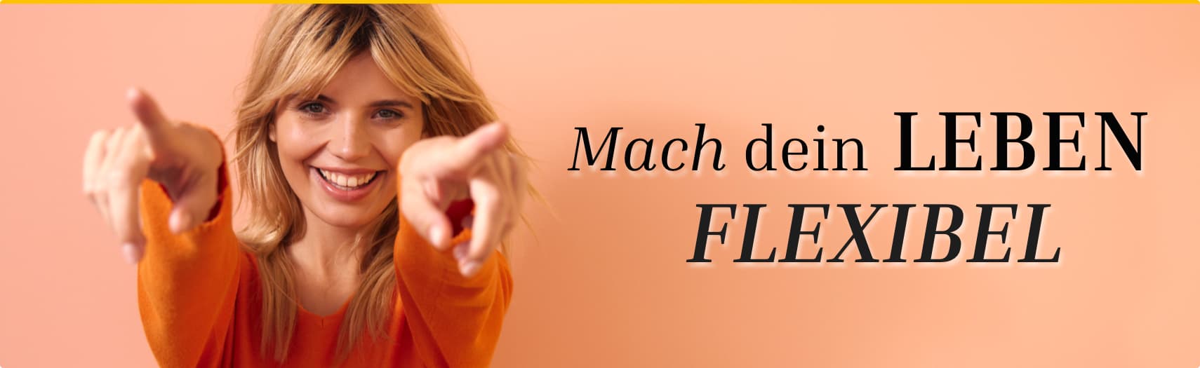 Mach dein Leben flexibel – Frau in orangefarbenem Pullover zeigt mit beiden Händen nach vorne