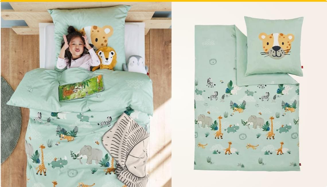 Kind im Bett mit grüner Bettwäsche und Dschungeltieren, hält ein Buch, rechts Detailansicht der Bettwäsche mit Tiermotiven.