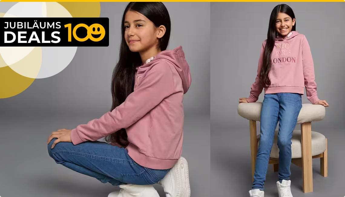 Jubiläums Deals 100 – Mädchen in rosa Kapuzenpullover und blauer Jeans, einmal sitzend, einmal stehend auf Stuhl