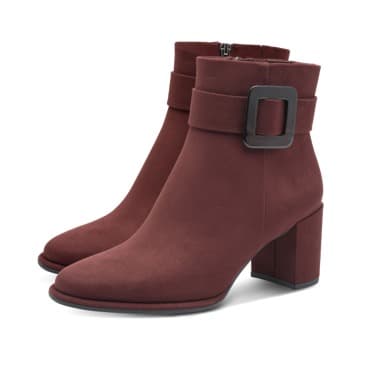 Zwei bordeauxfarbene Stiefeletten mit Blockabsatz und Zierschnalle am Knöchel, seitlicher Reißverschluss