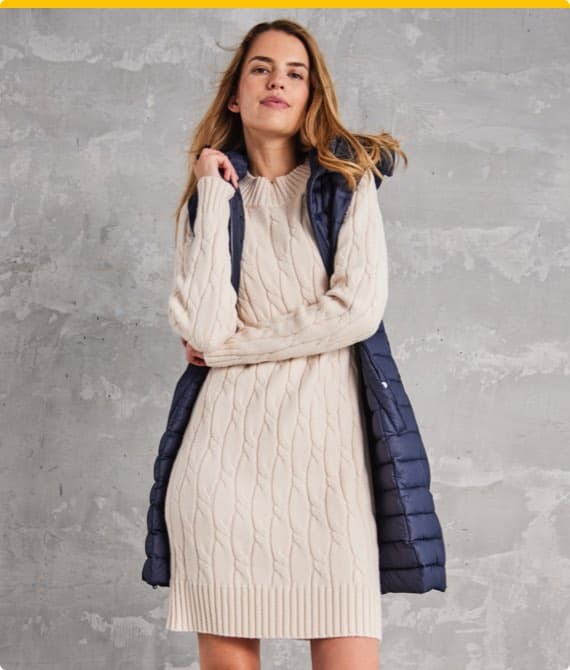 Vier Paar Schuhe auf einem Regal – braune Stiefeletten, schwarze Stiefeletten, Leopardenmuster-Boots und Leopardenmuster-Sneakers