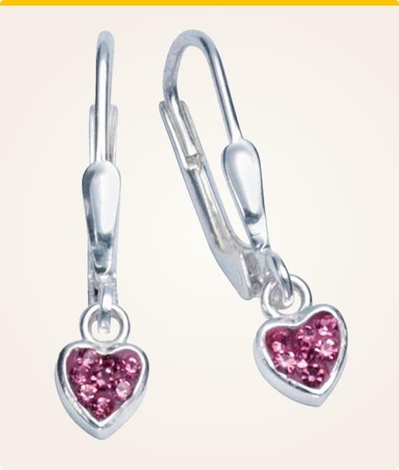 Ohrringe mit herzförmigen Anhängern, besetzt mit kleinen pinken Steinen, vor weißem Hintergrund.