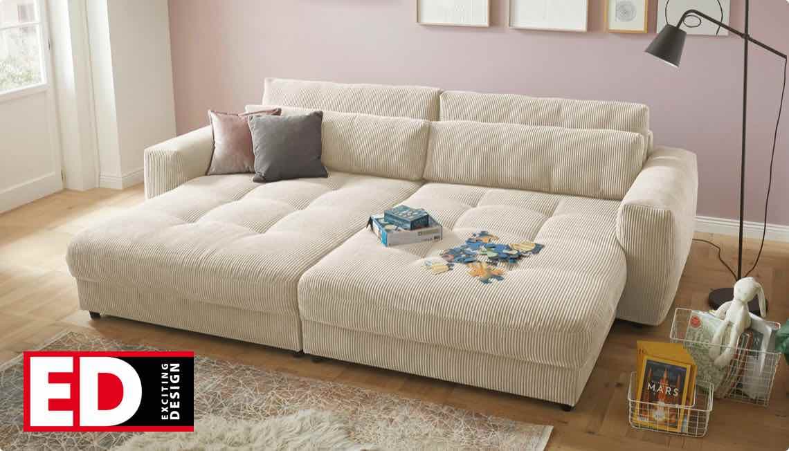 ED Exciting Design – cremefarbenes Sofa mit Kissen, Büchern und Puzzles darauf, neben einem Buchkorb und Stehlampe in einem hellen Raum