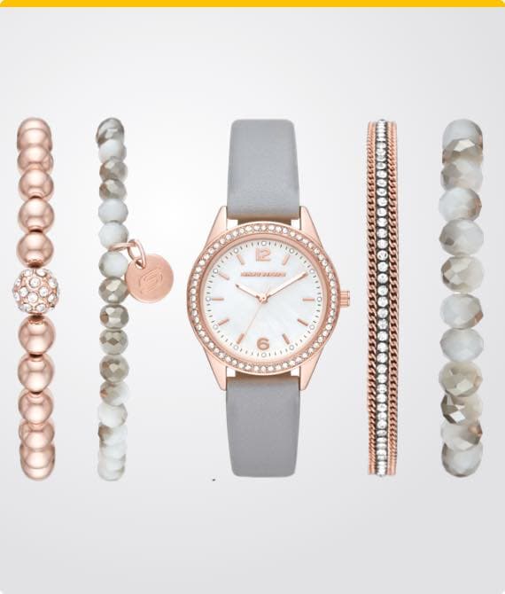 Roségoldene Uhr mit grauem Armband, umgeben von mehreren Perlenarmbändern in verschiedenen Farben.