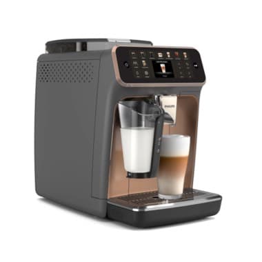 Kaffeemaschine bereitet einen Latte Macchiato zu, Milchbehälter und Glas sind unter dem Ausguss platziert