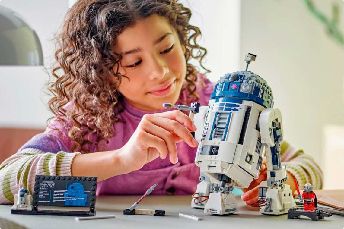 Kind baut LEGO-Modell von R2-D2 aus Star Wars zusammen