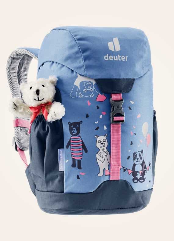 Blauer Kinderrucksack von Deuter mit Bärenmotiven und einem Plüschbär in der Seitentasche