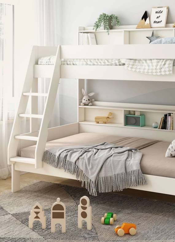 Liebevoll dekoriertes Kinderzimmer mit weißem Etagenbett mit Leiter, Decken und Spielzeugen