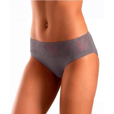 Frau in grauem Spitzen-Slip, zeigt Bauch und Beine.