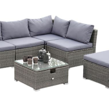 Grau-braune Gartensofas mit grauen Kissen und Glastisch, darauf Teekanne und Tassen.