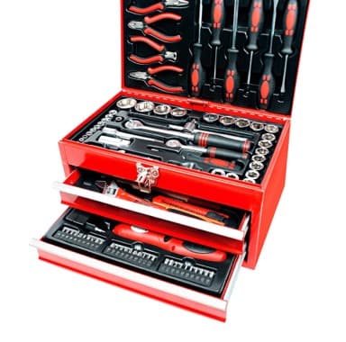 Rot-schwarzer Werkzeugkasten mit geöffneten Fächern, gefüllt mit verschiedenen Werkzeugen wie Zangen, Schraubenschlüsseln und Bits.