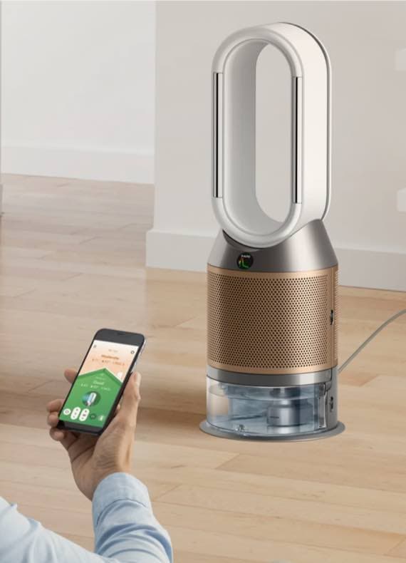Person steuert modernen Luftreiniger über eine Smartphone-App.