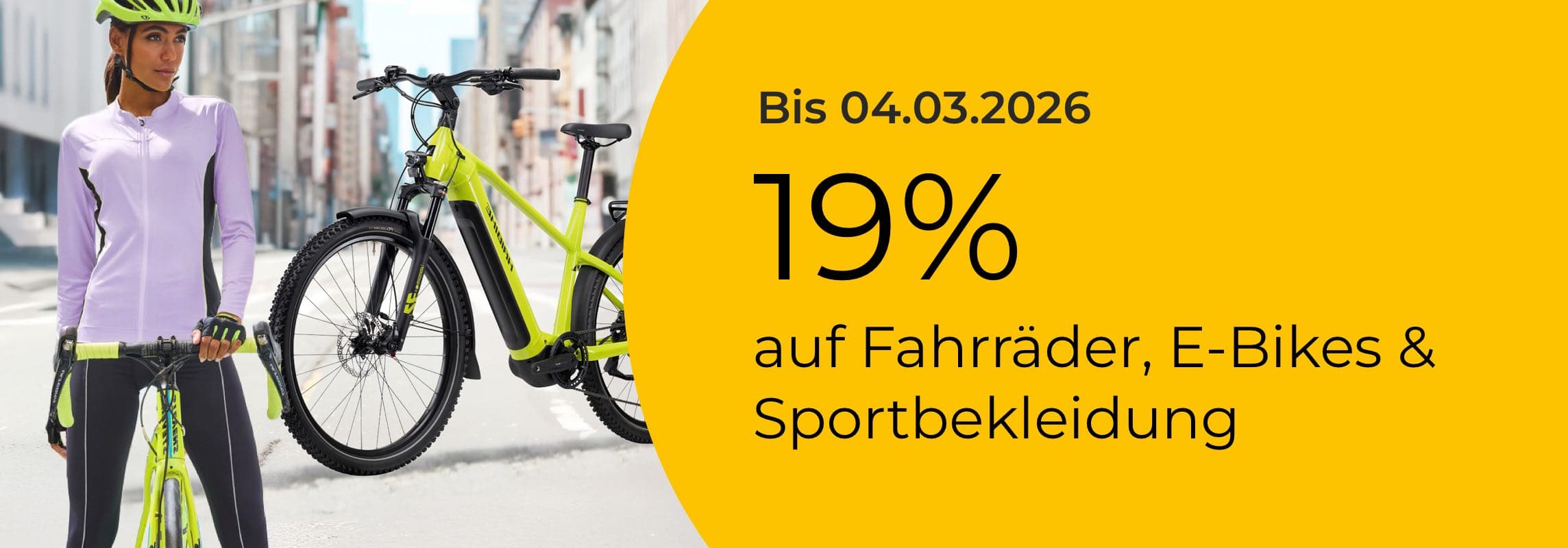 Bis 04.03.2026 19% auf Fahrräder, E-Bikes & Sportbekleidung – Frau in lila Sportkleidung mit Fahrrad auf der Straße