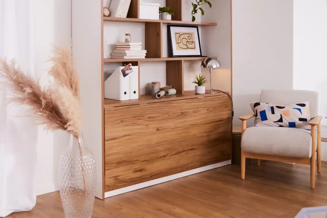 Modernes Wohnzimmer mit Holzregal, Stuhl mit gemustertem Kissen und Vase mit Pampasgras.