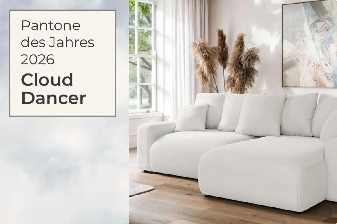 Pantone des Jahres 2026 Cloud Dancer – Weißes Sofa in modernem Wohnzimmer mit großen Fenstern und dekorativen Gräsern