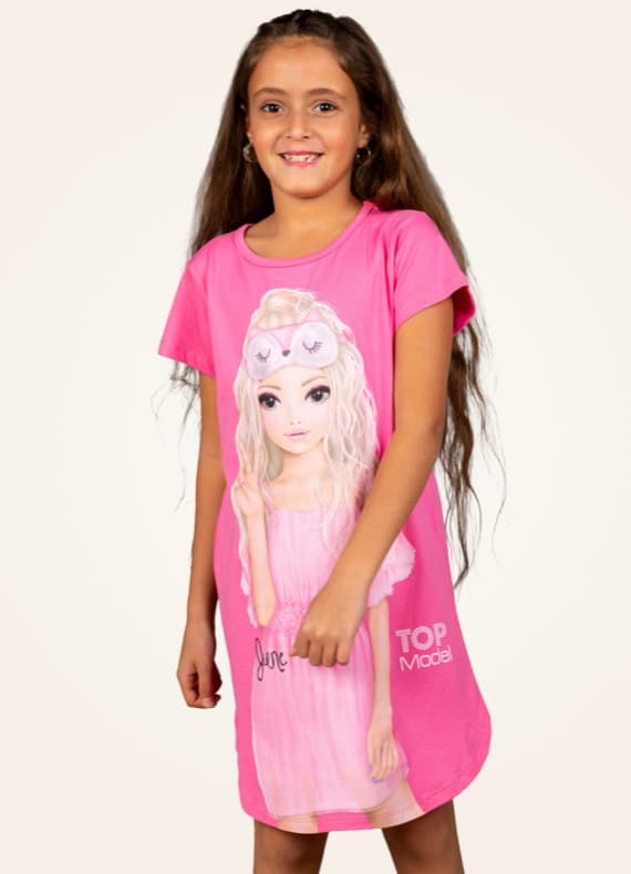 Kind in pinkem Kleid mit Top Model-Aufdruck.