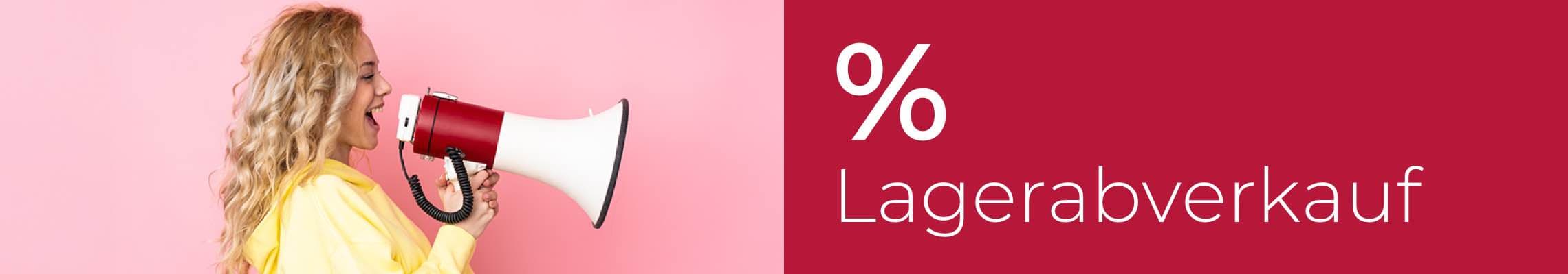 % Lagerabverkauf – Person im gelben Oberteil ruft mit Megafon vor rosa Hintergrund