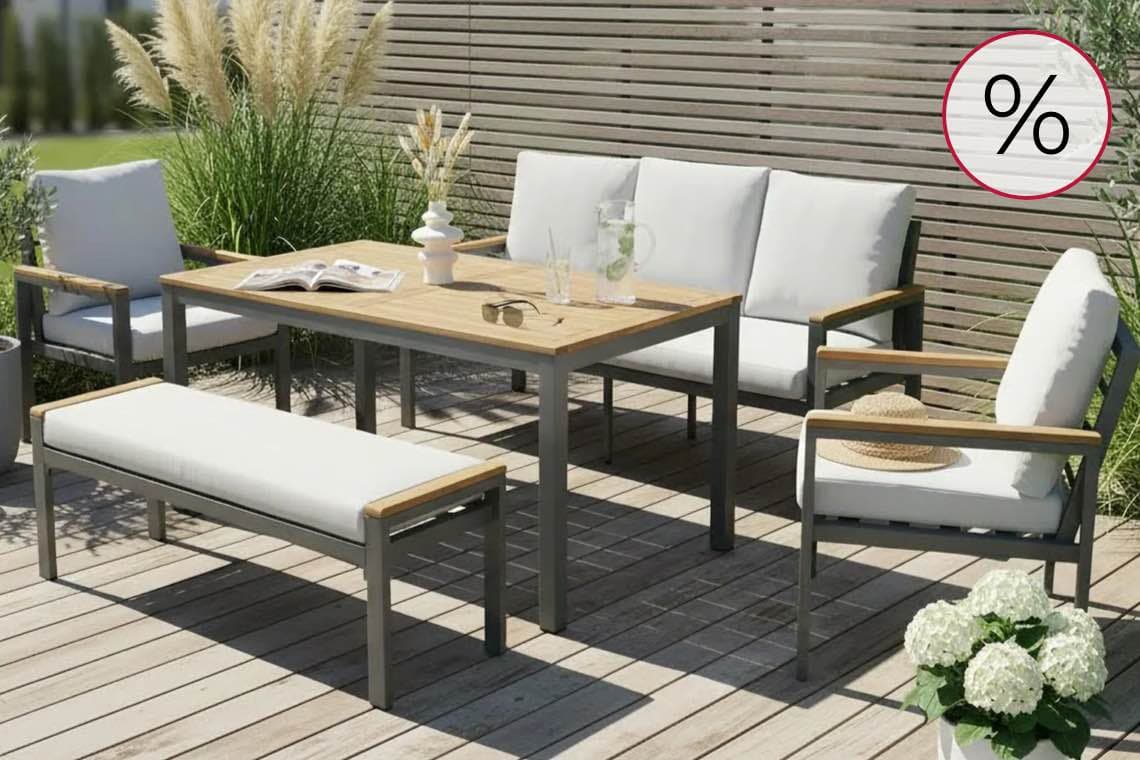 Prozentzeichen – Gartenmöbel-Set aus Tisch, Bank und Sesseln auf Terrasse, dekoriert mit Getränken und Buch