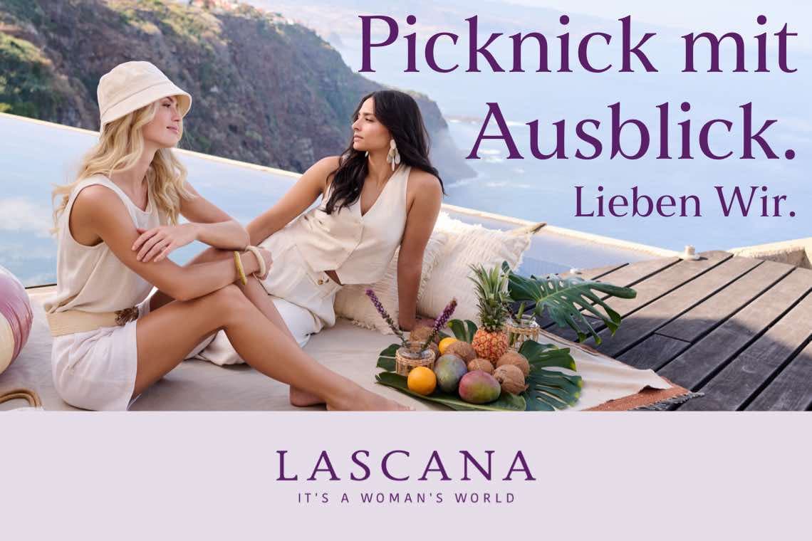Picknick mit Ausblick. Lieben Wir. Zwei Frauen in Sommerkleidung entspannen auf einer Terrasse mit Früchten und Pflanzen.