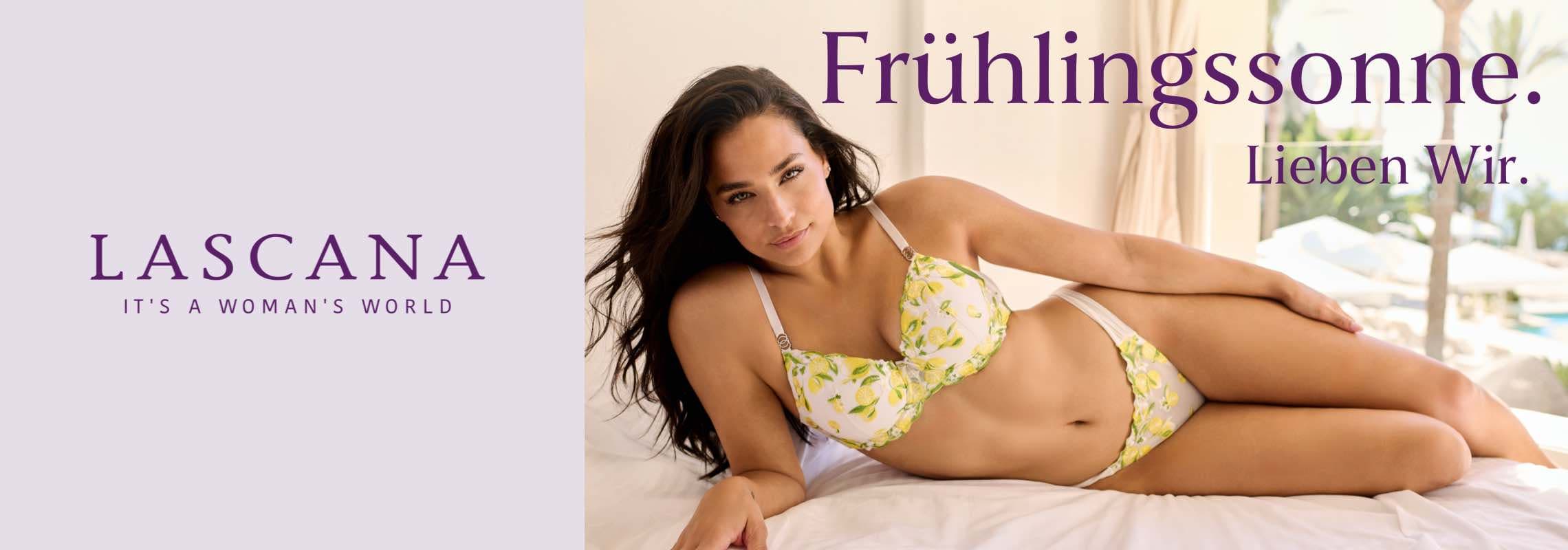 Frühlingssonne. Lieben Wir. Frau in geblümter Unterwäsche liegt entspannt auf dem Bett. LASCANA-Logo links.