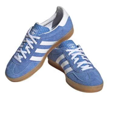 Blau-weiße Sneaker mit brauner Sohle, übereinander liegend.