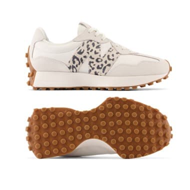 Zwei weiße Sneaker mit Leomuster und brauner Noppen-Sohle, seitliche und untere Ansicht.