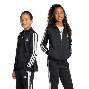 Zwei Kinder in schwarzem Trainingsanzug mit weißen Streifen und Reißverschlussjacke stehen nebeneinander