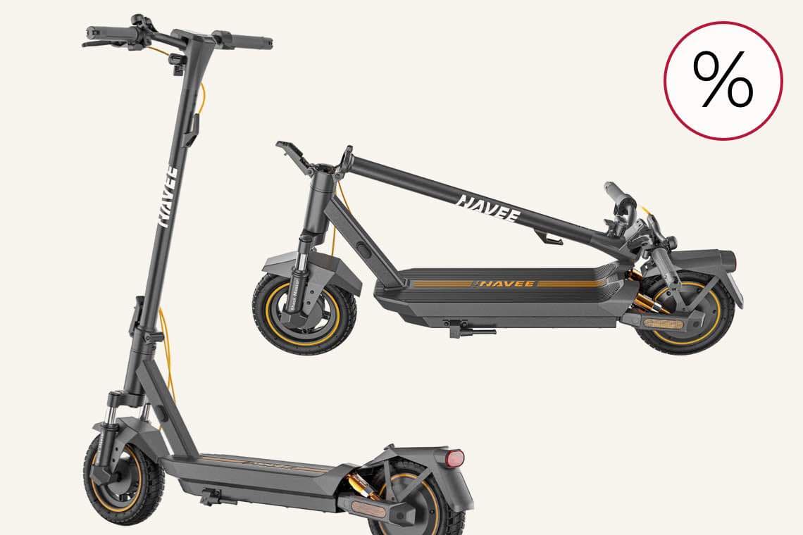 %-Symbol für Rabatt – E-Scooter von der Seite, einmal aufgebaut und einmal zusammengeklappt dargestellt