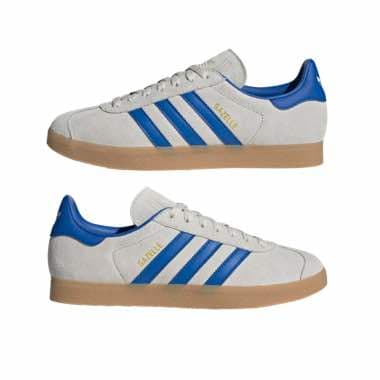 Seitliche Ansicht eines Paar Sneakers mit blauen Streifen und brauner Sohle vor weißem Hintergrund