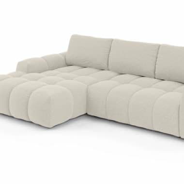 Helles Ecksofa mit breiter Recamiere links und großen, gesteppten Sitzpolstern vor weißem Hintergrund
