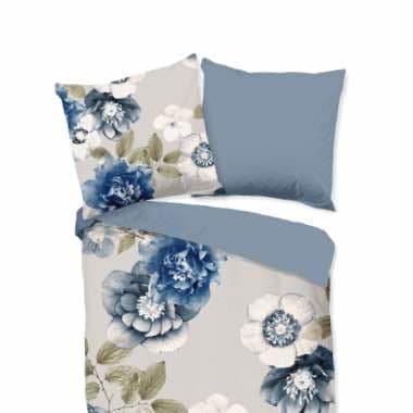 Bettwäsche-Set mit großem Blumenmuster in Blau und Weiß, kombiniert mit einfarbigen blauen Kissen und Deckenrückseite