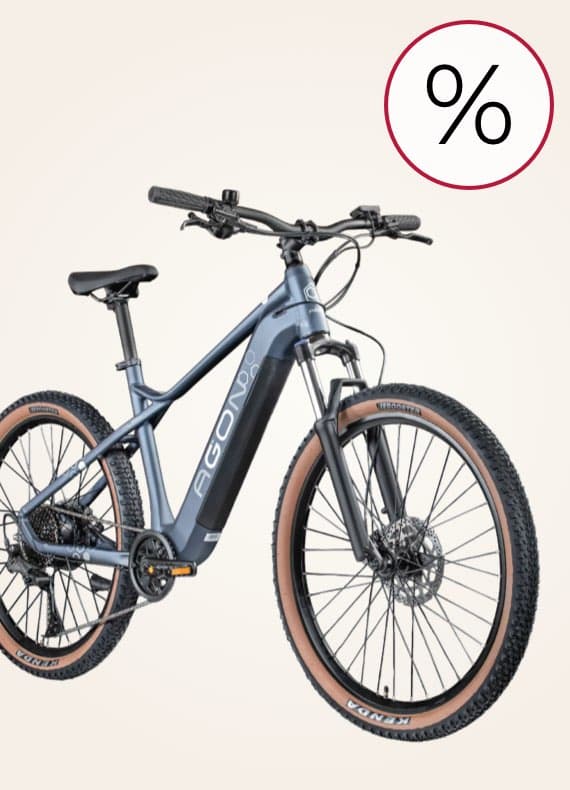%-Zeichen für Rabatt – modernes E-Bike mit breiten Reifen schräg von der Seite vor hellem Hintergrund