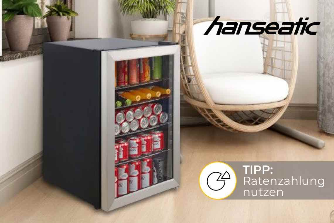 Tipp: Ratenzahlung nutzen – Hanseatic Getränkekühlschrank mit Dosen und Flaschen neben Hängesessel im Wohnzimmer