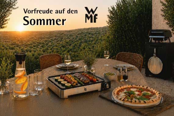 Vorfreude auf den Sommer – gedeckter Terrassentisch mit WMF Elektrogrill, Gemüse, Pizza und Getränken vor Sonnenuntergang