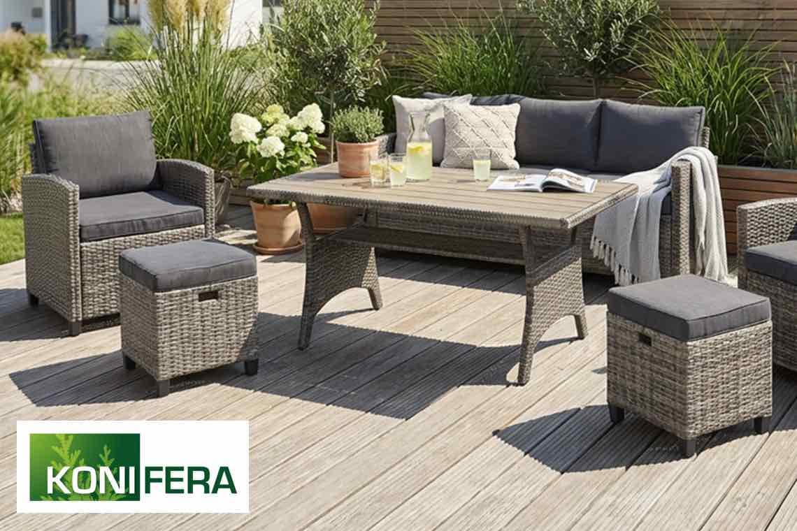 KONIFERA – Gartenlounge mit Sofa, Sesseln, Hockern und Tisch auf Holzterrasse, Getränke und Pflanzen im Hintergrund