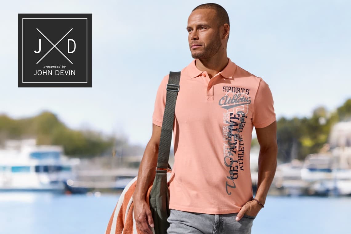 Logo „JDX presented by John Devin“ – Mann im bedruckten Poloshirt geht mit Tasche und Handtuch am Hafen entlang