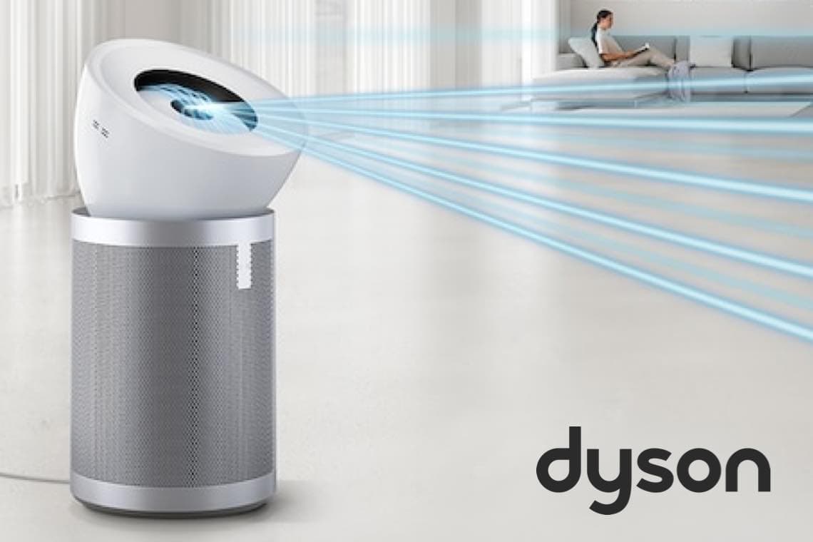 Dyson Luftreiniger bläst blaue Luftstrahlen durch helles Wohnzimmer zu Person auf Sofa