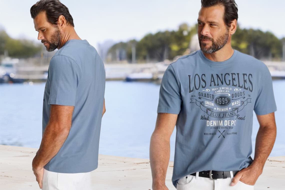 Blaues T-Shirt mit Aufdruck „Los Angeles 1995 Denim Dept“ – Mann zeigt Shirt von vorne und hinten am Wasser