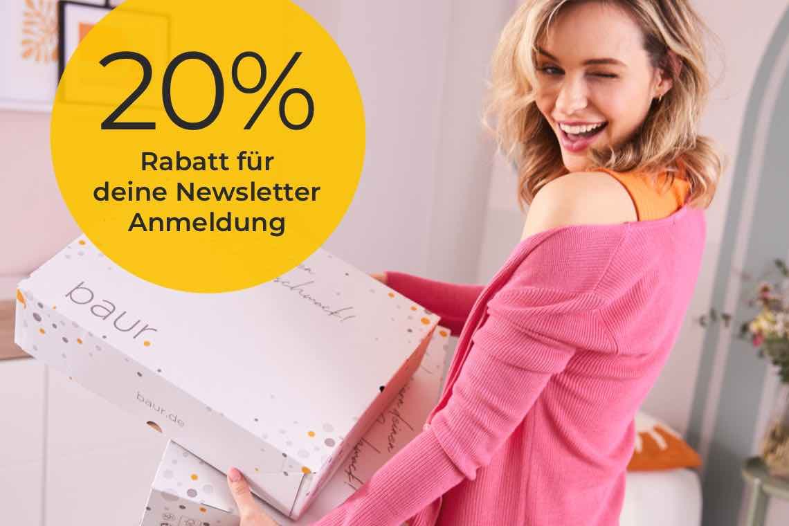 20 % Rabatt für deine Newsletter Anmeldung – Person in pinker Kleidung hält zwei baur.de Versandkartons im Wohnzimmer